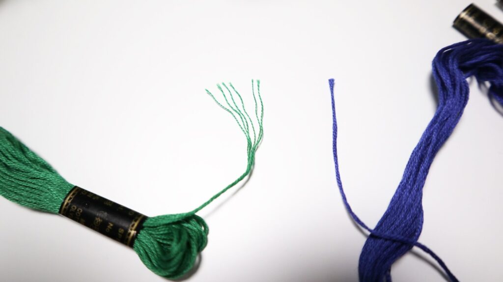 拡大した新品の刺繍糸とほどいた刺繍糸