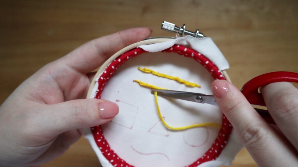 刺繡糸をハサミで切る