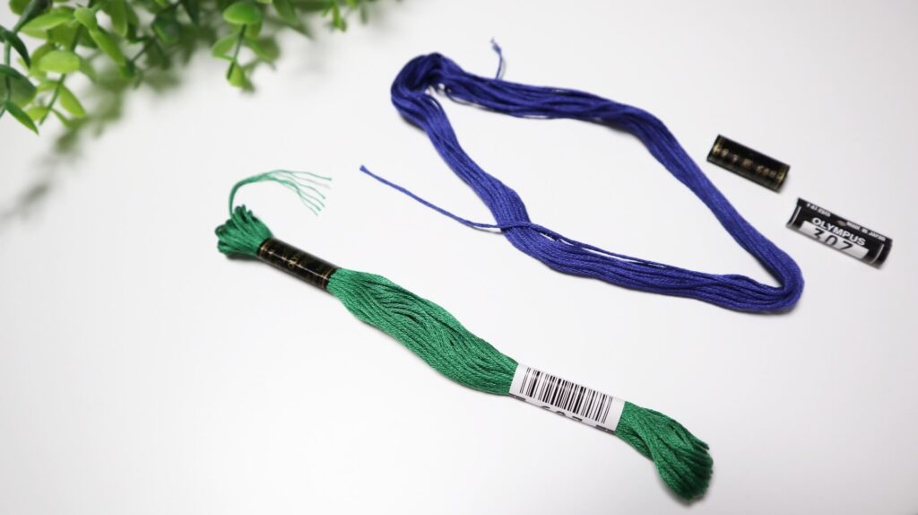 新品の刺繍糸とほどいた刺繍糸